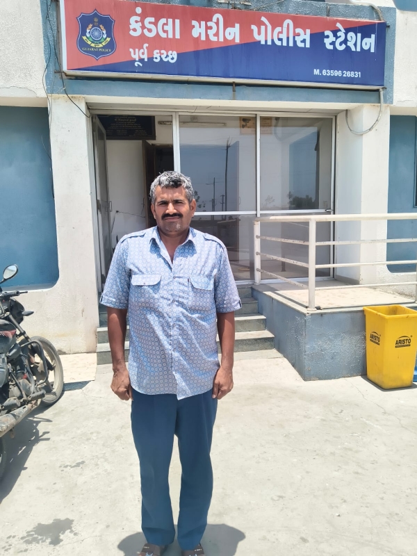 કંડલા મરીન પોલીસે પકડેલ આરોપી કંડલા મરીન પોલીસે પકડેલ આરોપી