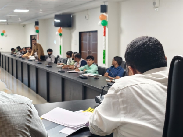 ચોમાસાની પૂર્વ તૈયારીને લઈ પોરબંદર મહાનગરપાલિકામાં ડિઝાસ્ટર સમીક્ષા બેઠક યોજાઈ.