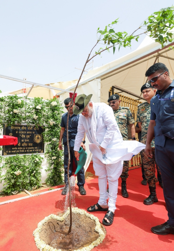 Amit Shah inaugurated G-7 and G-13 border outposts on the India-Pakistan Amit Shah inaugurated G-7 and G-13 border outposts on the India-Pakistan