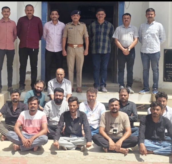 ફાર્મ હાઉસમાં દરોડા દરમિયાન પકડાયેલ આરોપીઓ