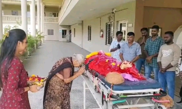 ઊંઝામાં દેહદાનથી માનવતા મહેકી, હીરાબેન બાંગાના પરિવારનો પ્રેરણાદાયી નિર્ણય ઊંઝામાં દેહદાનથી માનવતા મહેકી, હીરાબેન બાંગાના પરિવારનો પ્રેરણાદાયી નિર્ણય