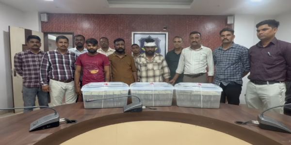 દાહોદ આંગડિયા પેઢીની ધાડના ગુનેગારો ઝડપાયા, રૂ. 1.35 કબ્જે કરતી પોલીસ