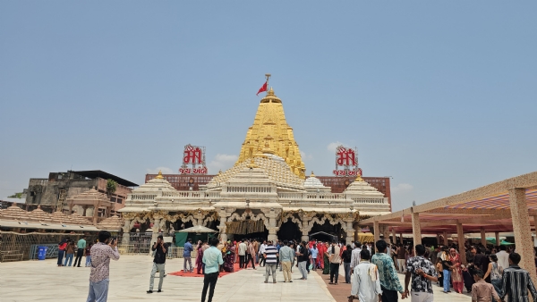 AMBAJI MANDIR MA PUNAMNI BHID