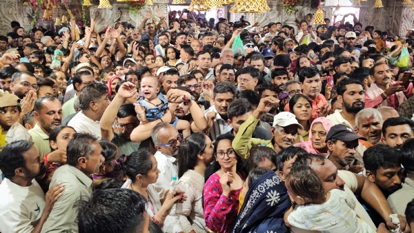 AMBAJI MANDIR MA PUNAMNI BHID