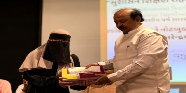 કોરોના કાળમાં માતા-પિતા ગુમાવનાર વિદ્યાર્થીઓને ‘સુશાસન શિક્ષણ સહાય યોજના’ હેઠળ સ્કોલરશીપ વિતરણ