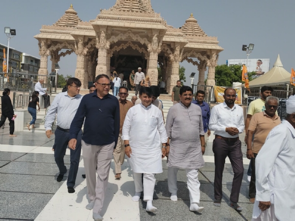 મંત્રી પ્રવીણભાઈ માળી સાથે મહેસાણામાં કાશી વિશ્વનાથ મહાદેવના દર્શન,