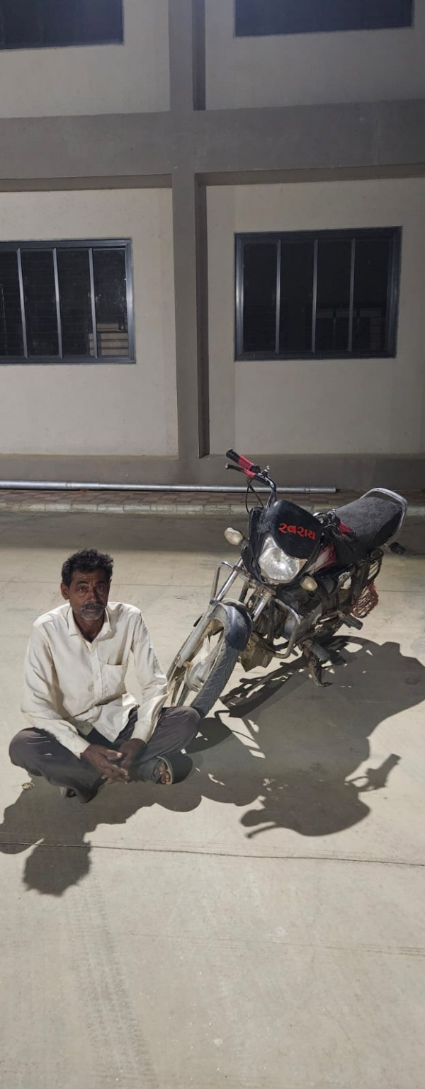 છળકપટ થી મેળવેલ બાઇક સાથે આરોપી