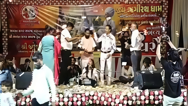 વરસડા ગામે લોકડાયરામાં કલાકારો પર નોટો, ડોલર અને ચાંદીના રૂપિયાનો વરસાદ