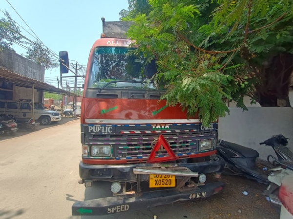 વલસાડ એલસીબી દ્વારા વાપી જીઆઈડીસી વિસ્તારમાંથી વિદેશી દારૂના જથ્થા સાથે ઝડપી પાડવામાં આવેલ ટાટા ટેમ્પો.
