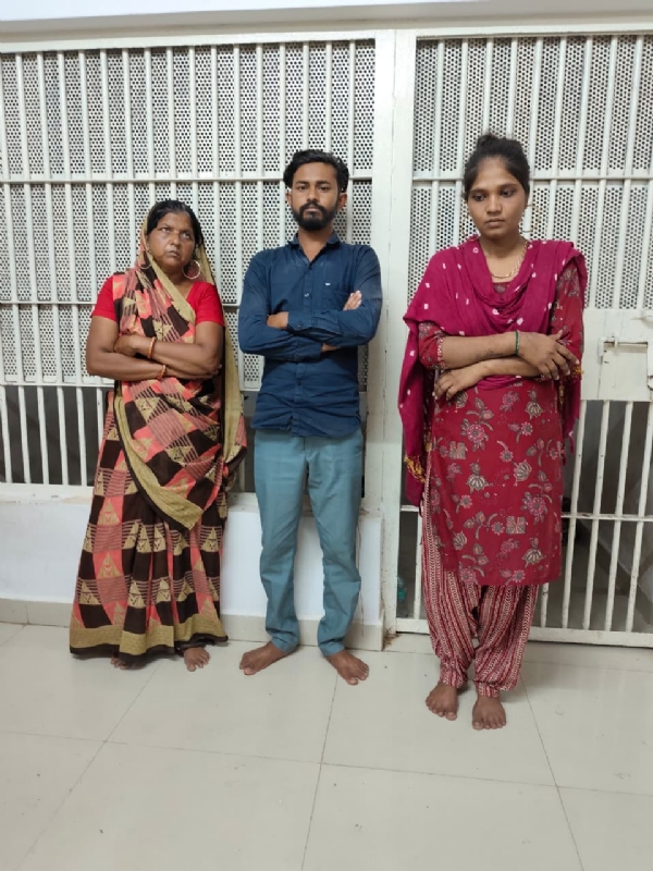નવજાત બાળકને જમીનમાં દાટી દેનાર માતા સહિત ત્રણ લોકોની અટકાયત.