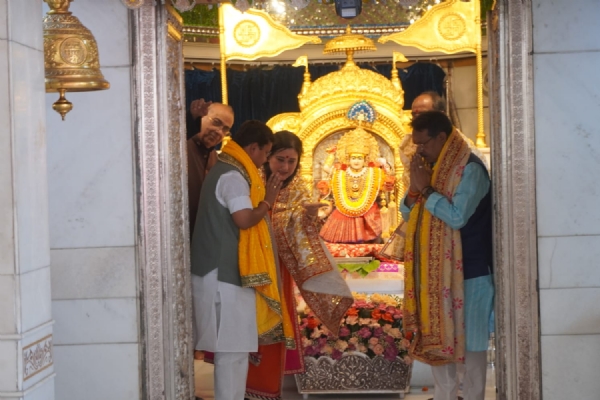 ભાજપ ના રાષ્ટ્રીય અધ્યક્ષ નીતિન નવીને બુધવારે અહીં ઝાંડેવાલાન મંદિરમાં પૂજા કરી