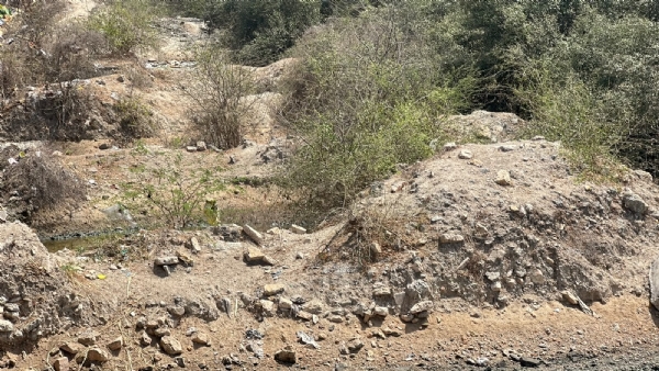 પોરબંદરના ઝુંબેલી પુલ નીચે મલબાનો ઢગલો.