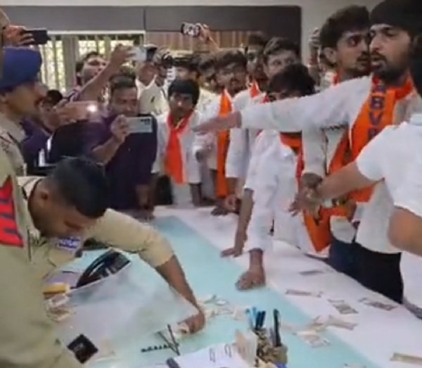 ફી વધારા સામે ABVPનો ઉગ્ર વિરોધ, કુલપતિ પર નકલી નોટો ઉડાવી ફી વધારા સામે ABVPનો ઉગ્ર વિરોધ, કુલપતિ પર નકલી નોટો ઉડાવી