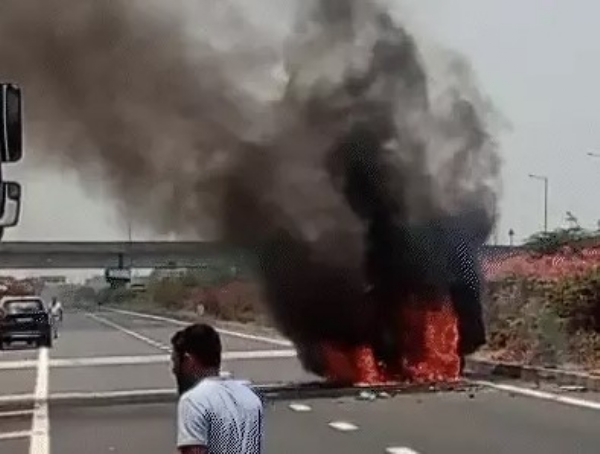 Eco car collides with Bolero coming in reverse on Vadodara-Ahmedabad Expressway