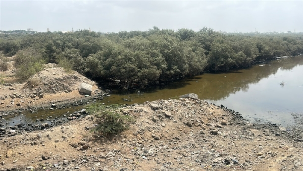 પોરબંદરના ઝુંબેલી પુલ નીચે મલબાનો ઢગલો.