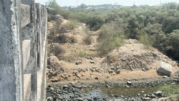 પોરબંદરના ઝુંબેલી પુલ નીચે મલબાનો ઢગલો.