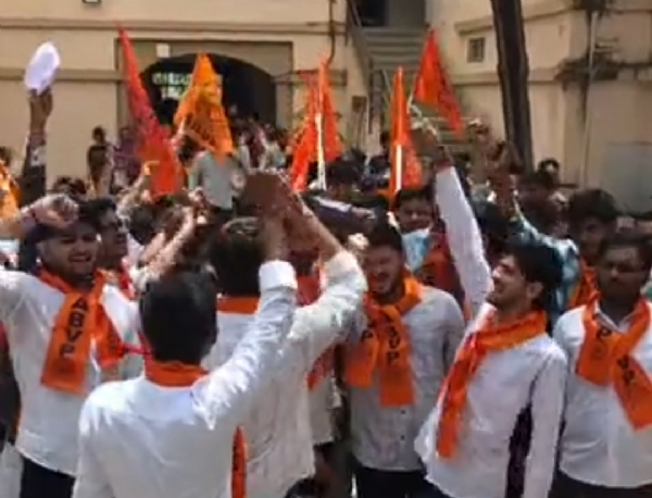 ફી વધારા સામે ABVPનો ઉગ્ર વિરોધ, કુલપતિ પર નકલી નોટો ઉડાવી ફી વધારા સામે ABVPનો ઉગ્ર વિરોધ, કુલપતિ પર નકલી નોટો ઉડાવી