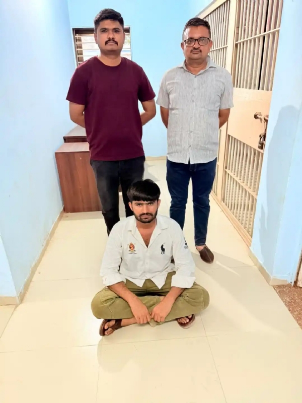 આઠ મહિનાથી ફરાર પ્રોહિબિશન કેસનો આરોપી ઝડપાયો, અમરેલી એલસીબીની કાર્યવાહી આઠ મહિનાથી ફરાર પ્રોહિબિશન કેસનો આરોપી ઝડપાયો, અમરેલી એલસીબીની કાર્યવાહી
