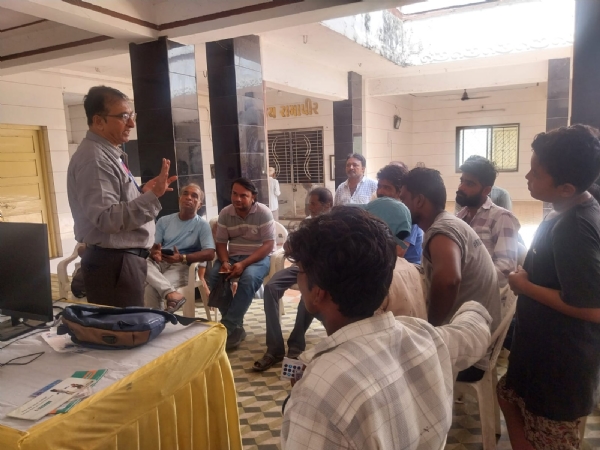 પોરબંદર મહાનગરપાલિકા દ્વારા ઝુંડાળામાં પી.એમ. સ્વનિધિ મહોત્સવ કેમ્પ યોજાયો.