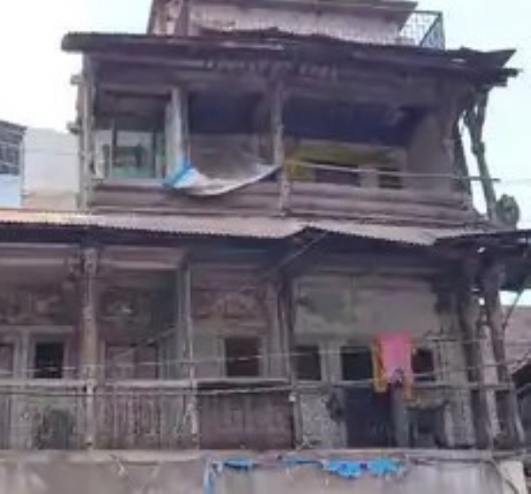 Notice to property owners to repair and vacate highly dangerous buildings before monsoon in Vadodara city Notice to property owners to repair and vacate highly dangerous buildings before monsoon in Vadodara city