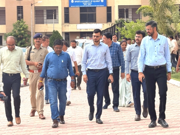 ગોધરાના કનેલાવ સ્પોર્ટ્સ કોમ્પ્લેક્સ ખાતે ‘પ્રગતિ પથ યાત્રા’ના બીજા તબક્કાનો શુભારંભ કરાવતા જિલ્લા કલેક્ટર  અજય દહિયા