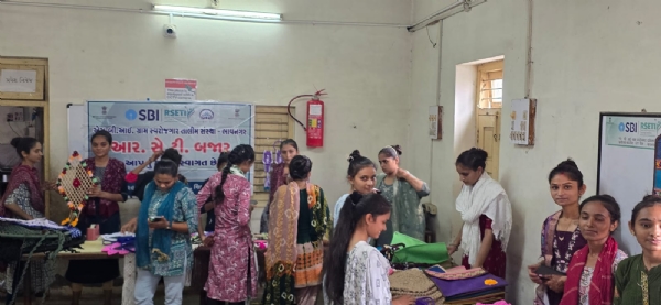 તાલીમ લય રહેલા બહેનો તાલીમ લય રહેલા બહેનો