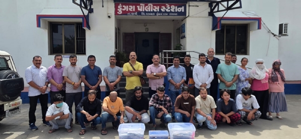 વલસાડ એસઓજી દ્વારા આંતરરાષ્ટ્રીય ગેરકાયદેસર કોલ સેન્ટરનો પર્દાફાશ, 11 આરોપીઓ ઝડપાયા.