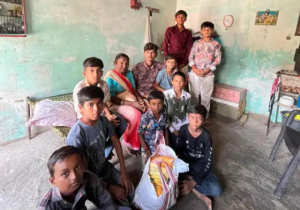 સેવાકીય પ્રવૃતિ કરતા સંસ્થાના યુવકો સેવાકીય પ્રવૃતિ કરતા સંસ્થાના યુવકો