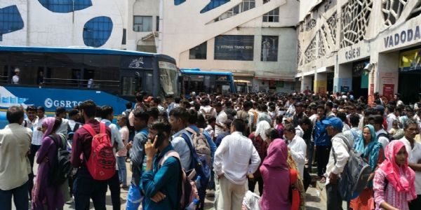 વડોદરા શહેર નાં વિવિધ પરીક્ષા કેન્દ્રો પર આયોજન કરાયું, મોટી સંખ્યામાં પરીક્ષાર્થીઓ પરીક્ષા આપવા માટે આવ્યા