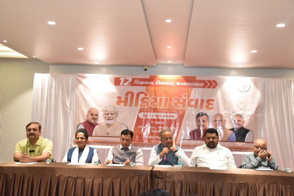 પોરબંદરમાં કેન્દ્રીય મંત્રી ડો. મનસુખ માંડવીયાના અધ્યક્ષ સ્થાને પત્રકાર પરિષદ યોજાઈ. પોરબંદરમાં કેન્દ્રીય મંત્રી ડો. મનસુખ માંડવીયાના અધ્યક્ષ સ્થાને પત્રકાર પરિષદ યોજાઈ.