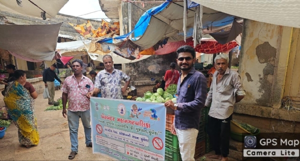 પોરબંદર મહાનગરપાલિકા દ્વારા શાકમાર્કેટના વેપારીઓને કચરાના વર્ગીકરણ અને સિંગલ યુઝ પ્લાસ્ટિકના ઉપયોગ અંગે જાગૃત કરાય.