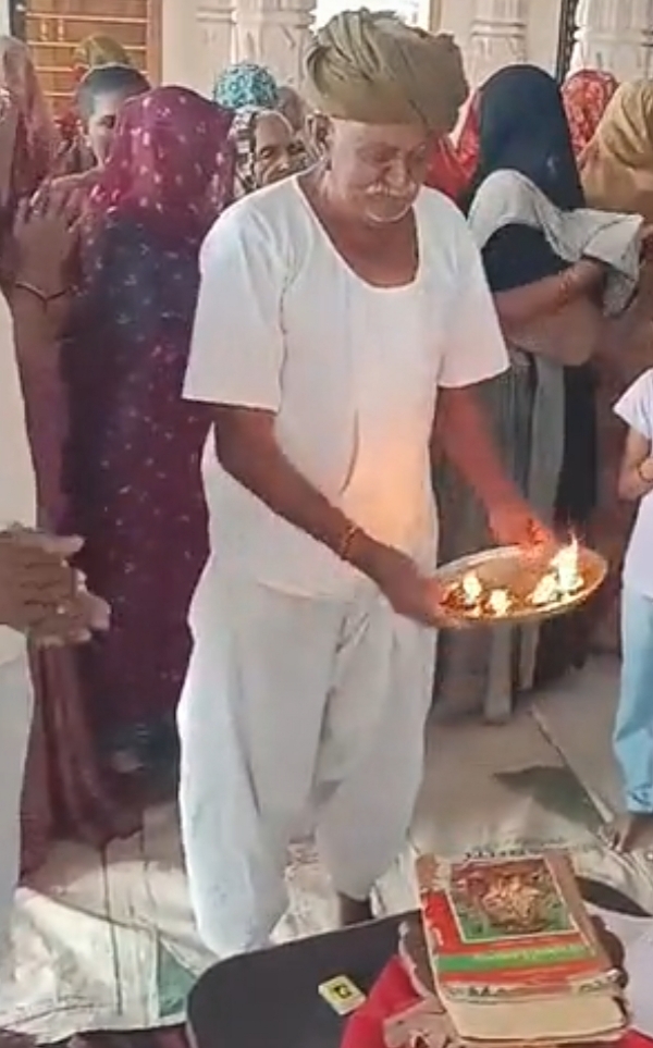 ગોવના રામજી મંદિરમાં રામકથાની પૂર્ણાહુતિ, ઘાસચારા માટે રૂ. 50 હજારથી વધુ દાન ગોવના રામજી મંદિરમાં રામકથાની પૂર્ણાહુતિ, ઘાસચારા માટે રૂ. 50 હજારથી વધુ દાન