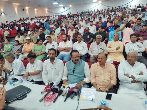 અમરેલીમાં ‘પ્રગતિ પથયાત્રા–2026’ અંતર્ગત પ્રેસ કોન્ફરન્સ યોજાઈ, વિકાસ કાર્યોની માહિતી અપાઈ અમરેલીમાં ‘પ્રગતિ પથયાત્રા–2026’ અંતર્ગત પ્રેસ કોન્ફરન્સ યોજાઈ, વિકાસ કાર્યોની માહિતી અપાઈ