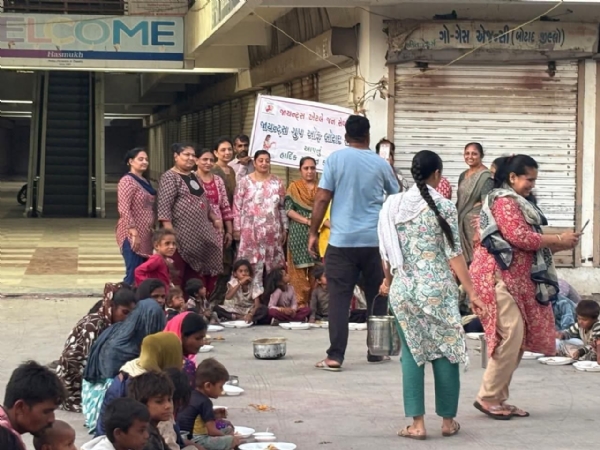 ભોજન કરી રહેલા બાળકો
