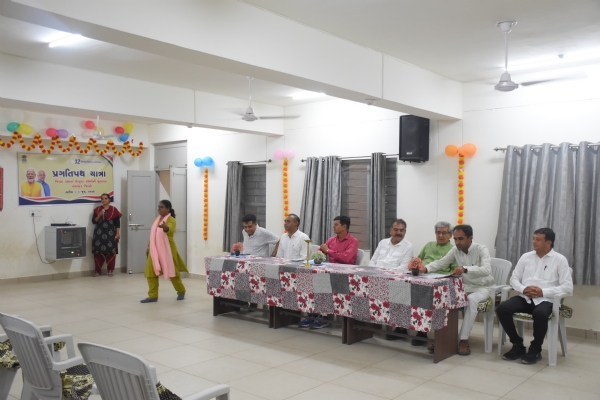 પ્રગતિ પથ યાત્રાના બીજા તબક્કામાં વિકાસકાર્યોનું નિરીક્ષણ કરતા સામાજિક સંસ્થાઓના પ્રતિનિધિઓ અને વિદ્યાર્થીઓ.