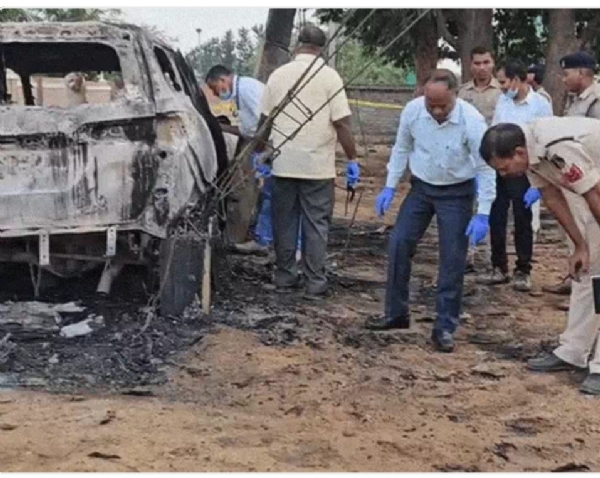 સળગાવેલી કારની પોલીસ તપાસ