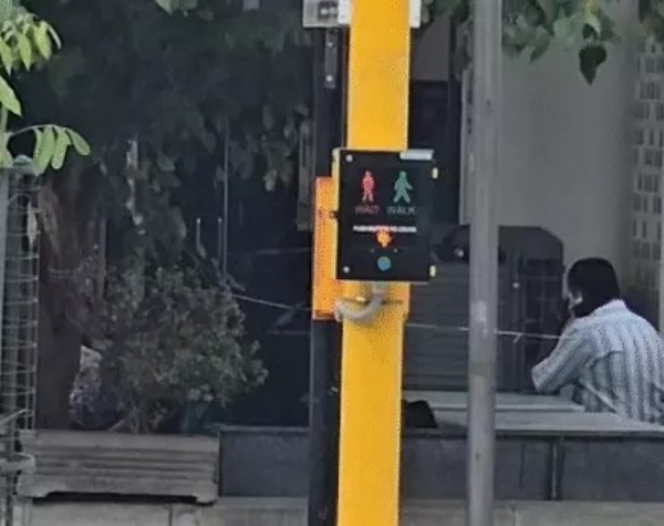 Pelican traffic signal on CG Road