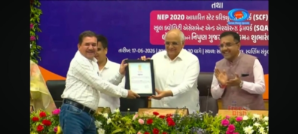 નવી શાળા ની મંજૂરી લેતા શિક્ષણાધિકારી