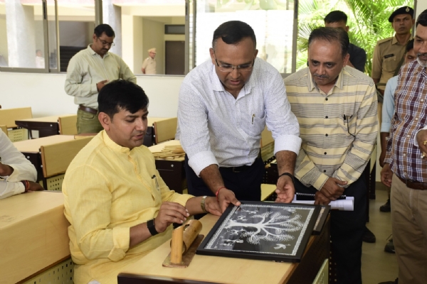 Minister of State Pravin Mali visited Birsa Munda Tribal University and inspected the facilities Minister of State Pravin Mali visited Birsa Munda Tribal University and inspected the facilities