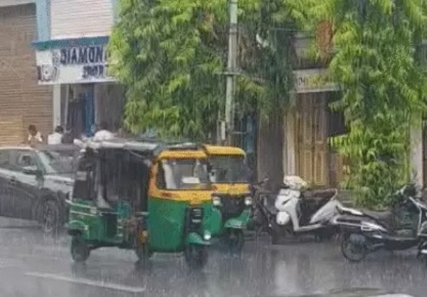 Vadodara city, causing problems for motorists in the afternoon