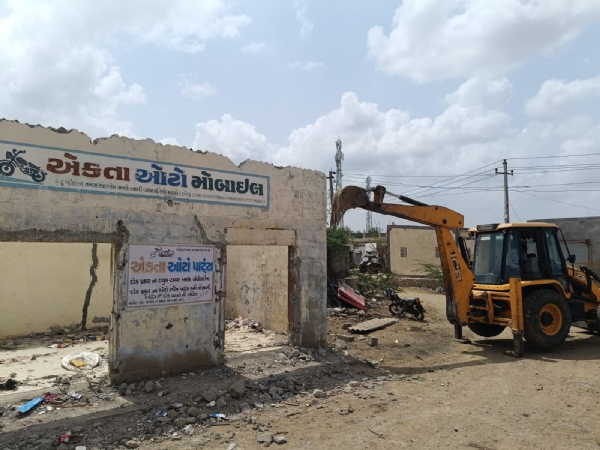 લખપત ખાતે દબાણ હટાવવાની કામગીરી