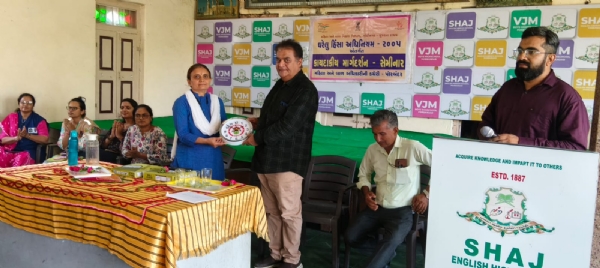 પોરબંદરમાં ‘ઘરેલું હિંસા અધિનિયમ અંગે કાયદાકીય માર્ગદર્શન સેમિનાર યોજાયો. પોરબંદરમાં ‘ઘરેલું હિંસા અધિનિયમ અંગે કાયદાકીય માર્ગદર્શન સેમિનાર યોજાયો.