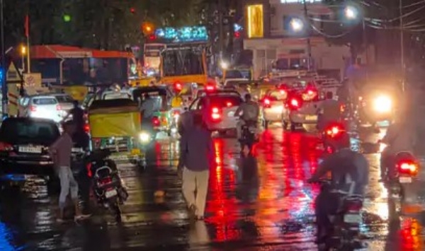 Kadi 1.5 inches of rain in just half an hour, traffic jam due to closure of underbridge on Thol Road
