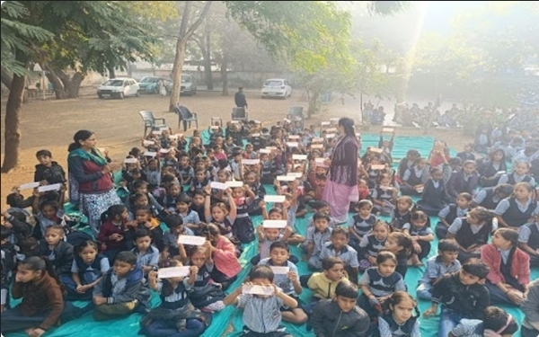वाल्मीकि कृत रामायण पुस्तिका का वितरण वाल्मीकि कृत रामायण पुस्तिका का वितरण