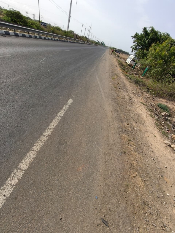 પોરબંદર-માધવપુર રોડ પર અકસ્માતમાં એક જ પરિવારના ત્રણ લોકોના મોત.