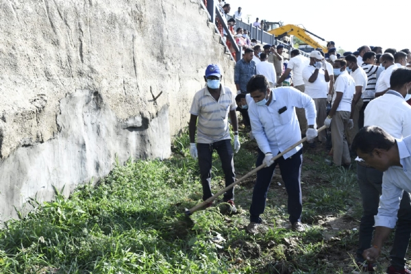 Swachh Sabarmati Mahaabhiyan launched by donating labour at Sabarmati Riverfront