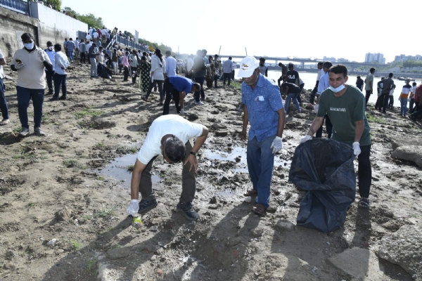 Swachh Sabarmati Mahaabhiyan launched by donating labour at Sabarmati Riverfront