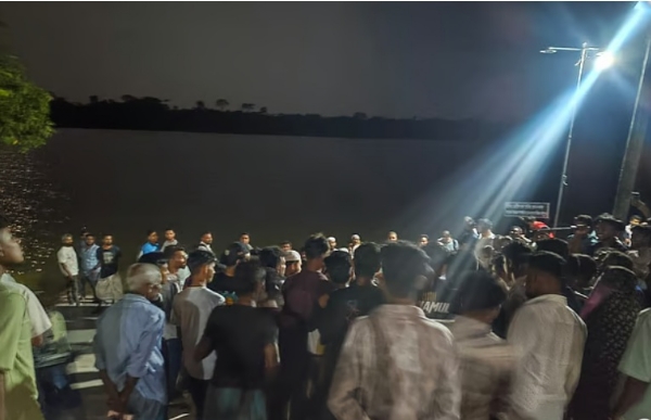 બચાવ માટે તળાવ ના કાંઠે એકઠા થયેલા ગ્રામજનો