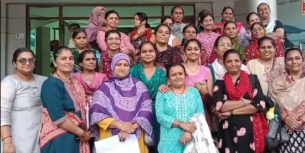 ચૂકવણા બાબતે રજૂઆત કરતી આશા વર્કર બહેનો