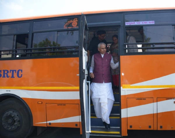 Governor Acharya Devvratji travelled for more than six hours in an ST bus in the scorching heat.